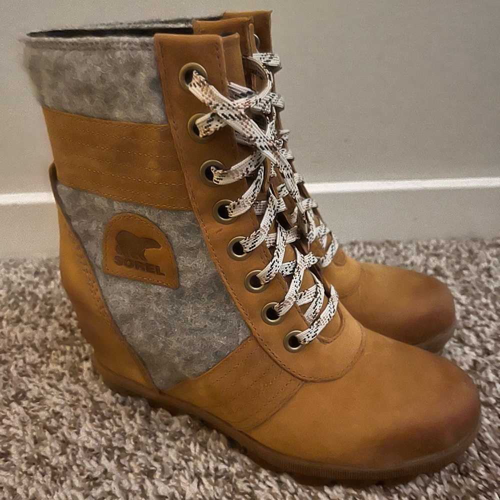 NWOT Sorel Lexie Wedge Bootie
